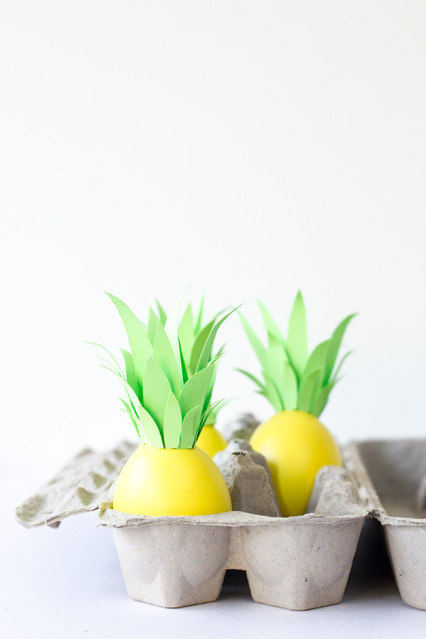 Un Oeuf  transformé en ananas avec un peu de colle et de peinture